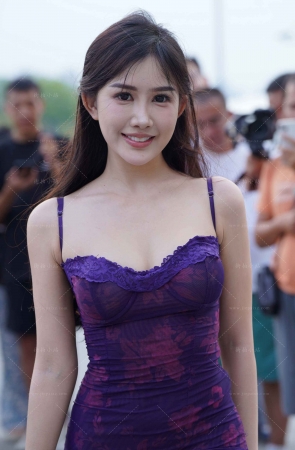 紫色吊带长裙网红 李青青