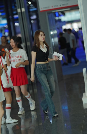 紧牛 展现曲线美