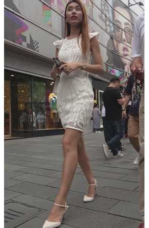 连体白色包裙美女[1.04G/MP4]