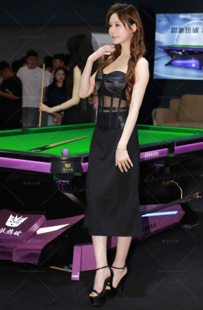 黄金甲大长腿模特小姐姐