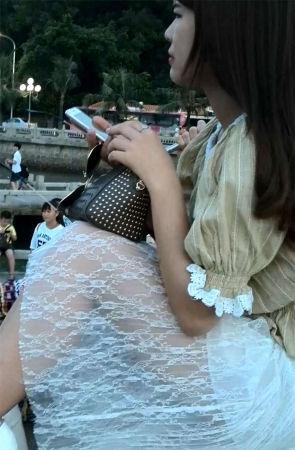 坐姿优雅的美女