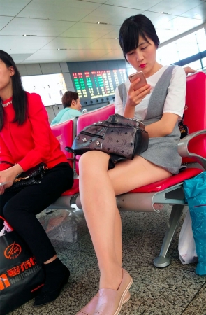 等车的漂亮美妞