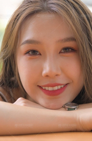 青春靓丽热裤女孩