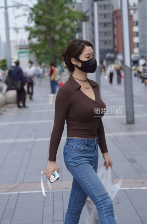 坚挺的牛仔裤女孩