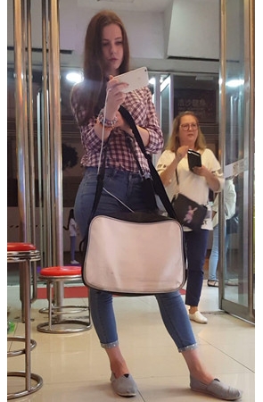 国外牛仔裤丰腴小姐姐