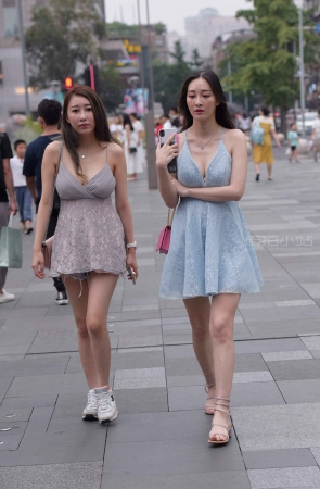 一对吊带连衣裙美女