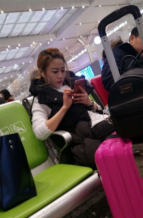 火车站候车的黑色紧身牛仔裤可爱漂亮美女