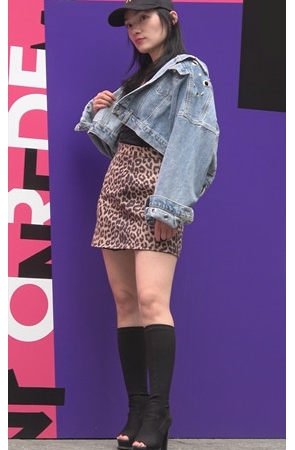 漂亮的豹纹裙裸腿白嫩美女[1.2G/MP4]