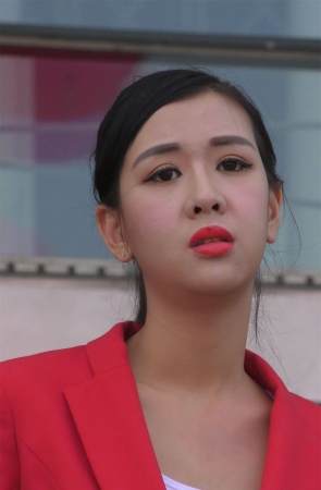 宽松牛仔裤条纹背心清纯美女