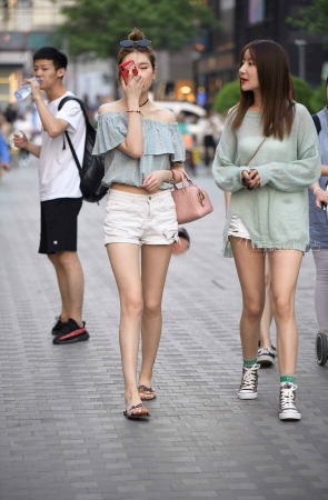 街拍白短热裤美眉