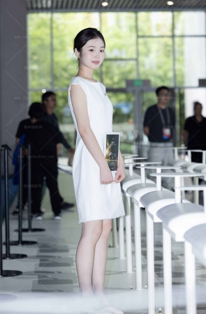 LB610成都车展-极氪展台遇见最白嫩最清纯的牛奶肌礼仪小妹 9P