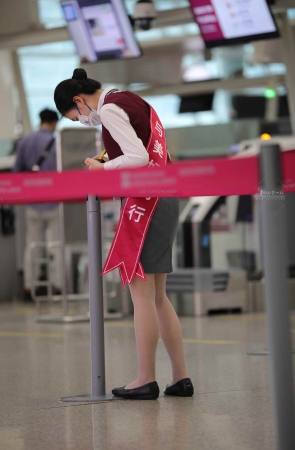 【街拍心灵】地勤肉丝制服美腿街拍小姐姐