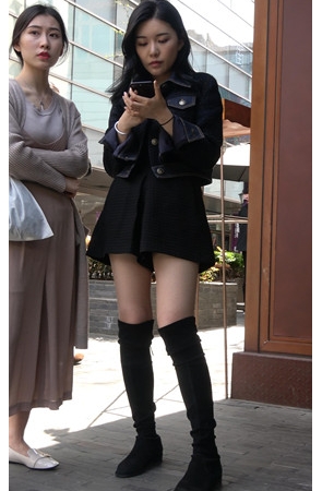 一直玩手机的漂亮小姐姐