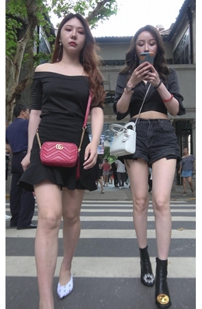 漂亮的两个裸腿小姐姐[1.45G/MP4]