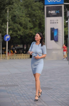 街拍蓝裙高跟美女