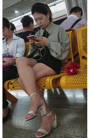 听歌的裸腿小姐姐