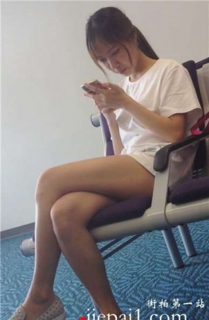 候车室内的甜美清纯美眉，白嫩细腿在她前面有点不淡定…