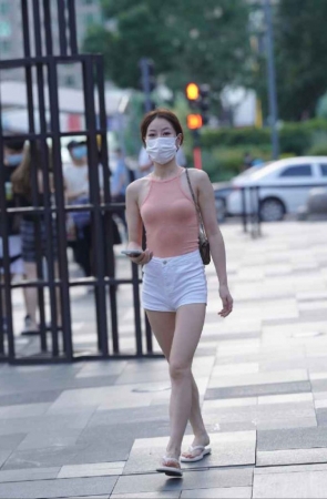 精选街拍作品 NO.1588 白色热裤粉衣小姐姐[67P/104MB]