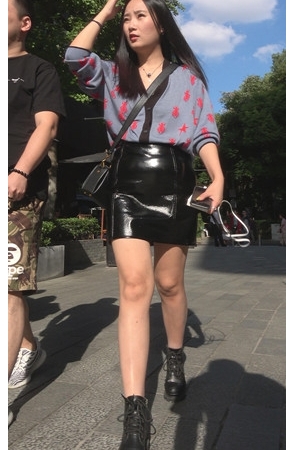 黑色高腰皮裙小姐姐[1.18G/MP4]