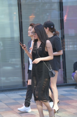 戴着墨镜的妹子