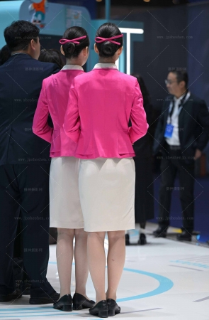 SH26-76-68√长龙空姐-也在拍集合照了哦