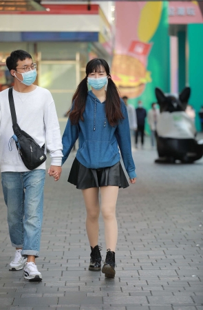 四九城嘎子街拍作品 – 皮裙肉丝女友