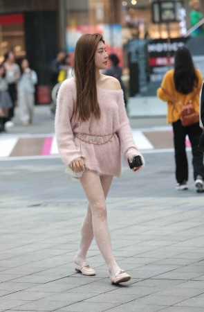 气质白丝街拍少妇-13P