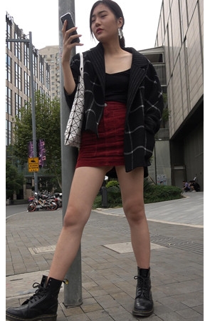 玩手机的红裙小姐姐