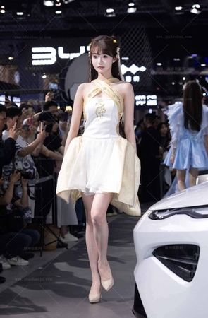 LB349-70P上海车展-百万网红175小模特抱起小熊就跑