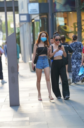 高腰牛仔热裤妹子