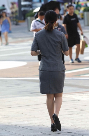 诱惑肉丝街拍高跟OL