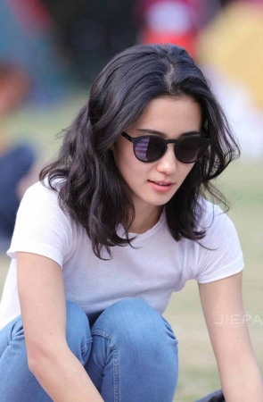 草地上的蓝牛美女