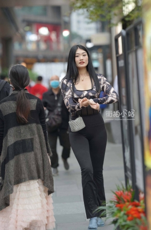 街拍黑色紧身长裤小姐姐