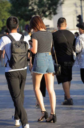 街拍蜜桃臀、高腰热裤短发姑娘