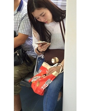 为手机充电席地而坐+车厢内超美红鞋紧身牛仔裤美眉。