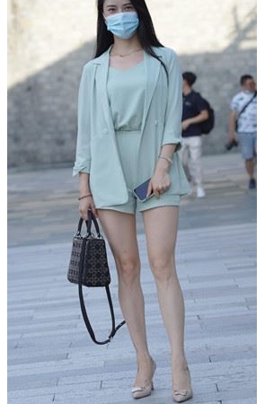 戴着口罩的漂亮美女【套图+视频】