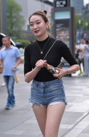 性感小月牙热裤，小姐姐